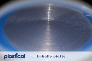 Tubi in plastica estrusi imballati su imballo piatto