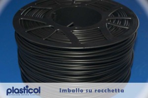 Tubi in plastica estrusi imballati su rocchetta